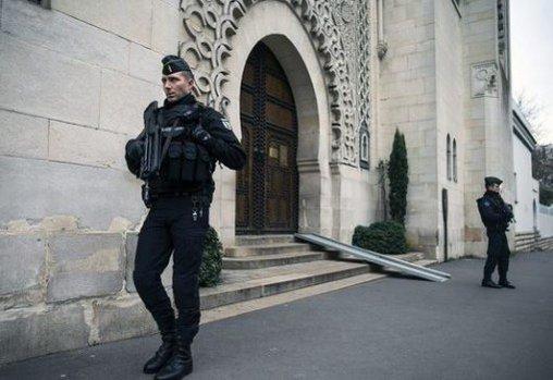 Peste 100.000 de poliţişti şi jandarmi, mobilizaţi în Franţa de Anul Nou 
