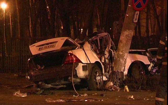 Accident GRAV în Bucureşti, de Revelion. Un şofer beat a intrat cu maşina într-un stâlp: 1 mort şi 4 răniţi