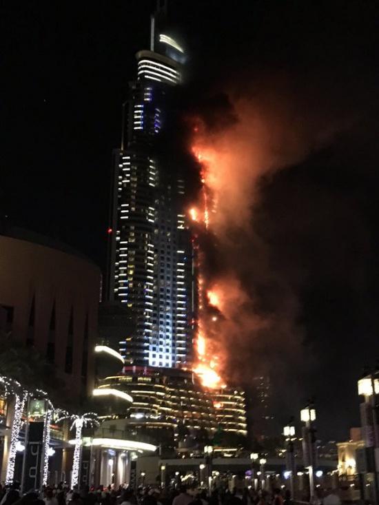Un fotograf s-a atârnat în gol pentru a scăpa de incendiul uriaş de la hotelul de lux din Dubai