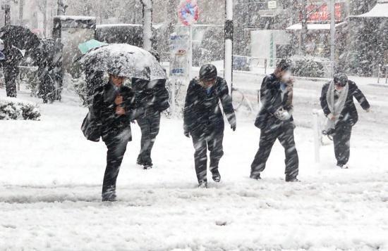 Informare meteo de ninsori, precipitații mixte și polei, în întreaga țară, până marți la ora 12.00 