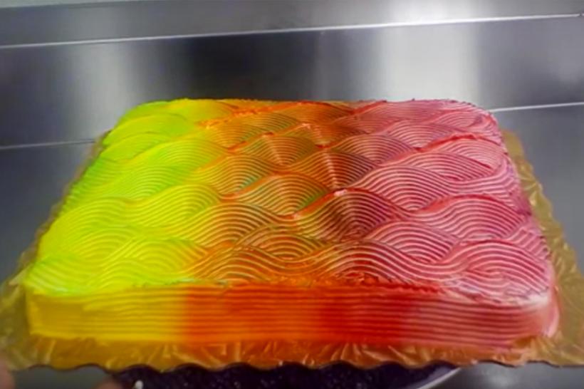 VIDEO - O prăjitură care îşi schimbă culoarea i-a înnebunit pe internauţi