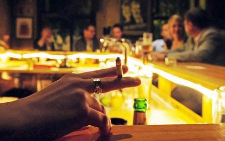 Care sunt riscurile consumului simultan de alcool şi tutun