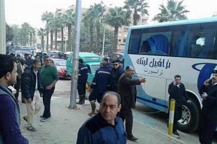 Autocar cu turişti, atacat în faţa unui hotel din Cairo