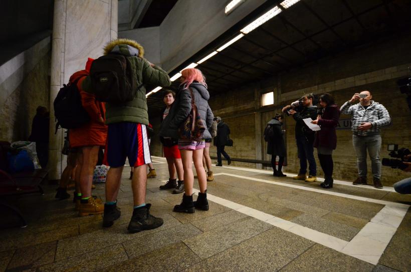 GALERIE FOTO. No Pants Subway Ride: Tinerii din Bucuresti s-au plimbat in lenjerie intima la metrou
