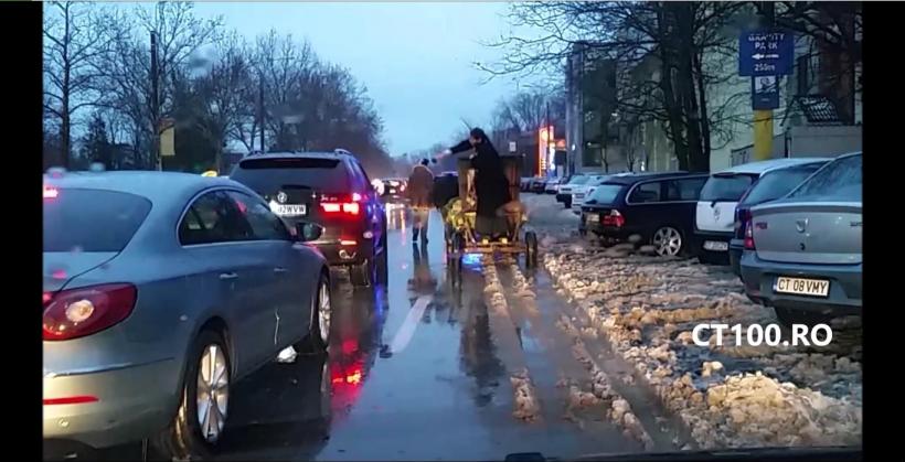Un preot din Constanța a sfințit mașinile din trafic, dintr-o căruță cu antemergător și girofar! (VIDEO)