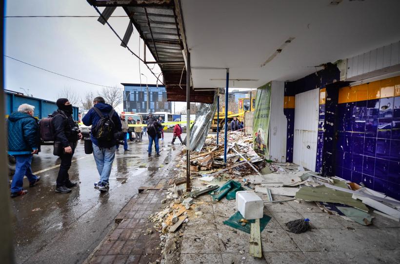 SCANDAL in Piata Sudului. Primaria a inceput demolarea chioscurilor amplasate ilegal (GALERIE FOTO)