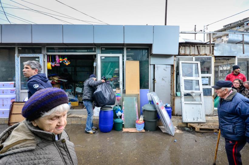 SCANDAL in Piata Sudului. Primaria a inceput demolarea chioscurilor amplasate ilegal (GALERIE FOTO) 18525696