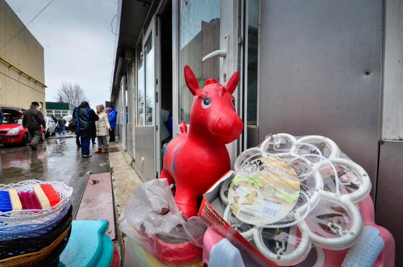 SCANDAL in Piata Sudului. Primaria a inceput demolarea chioscurilor amplasate ilegal (GALERIE FOTO) 18525697