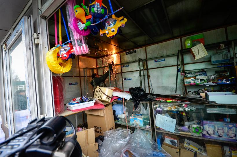 SCANDAL in Piata Sudului. Primaria a inceput demolarea chioscurilor amplasate ilegal (GALERIE FOTO) 18525698