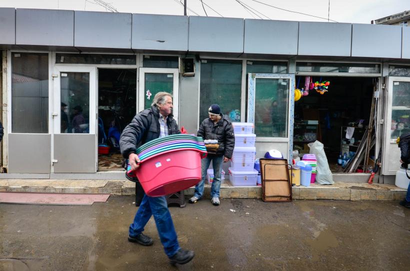 SCANDAL in Piata Sudului. Primaria a inceput demolarea chioscurilor amplasate ilegal (GALERIE FOTO) 18525699