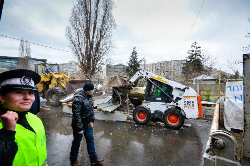SCANDAL in Piata Sudului. Primaria a inceput demolarea chioscurilor amplasate ilegal (GALERIE FOTO) 18525700
