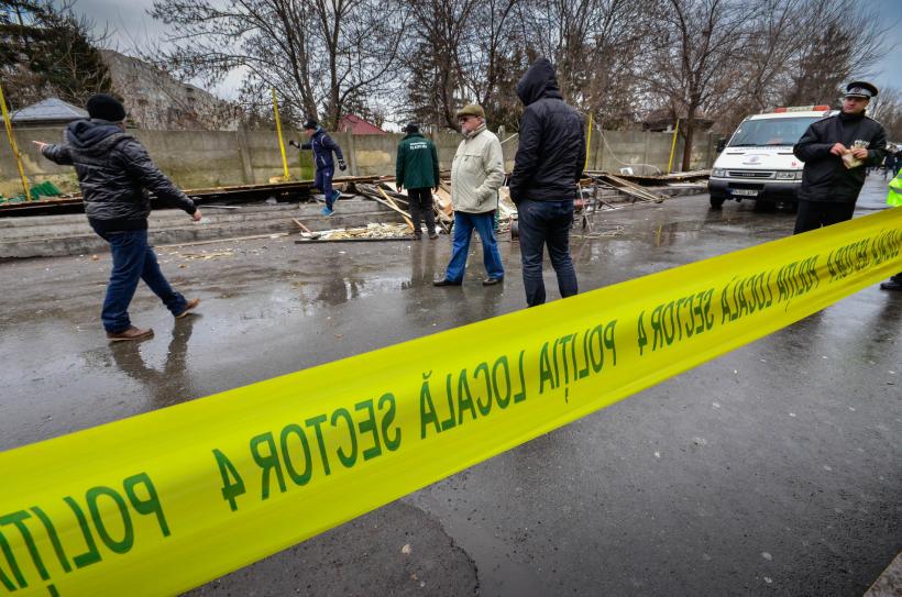 SCANDAL in Piata Sudului. Primaria a inceput demolarea chioscurilor amplasate ilegal (GALERIE FOTO) 18525701