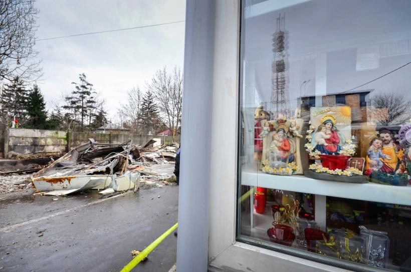 SCANDAL in Piata Sudului. Primaria a inceput demolarea chioscurilor amplasate ilegal (GALERIE FOTO) 18525702