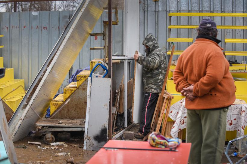SCANDAL in Piata Sudului. Primaria a inceput demolarea chioscurilor amplasate ilegal (GALERIE FOTO) 18525706