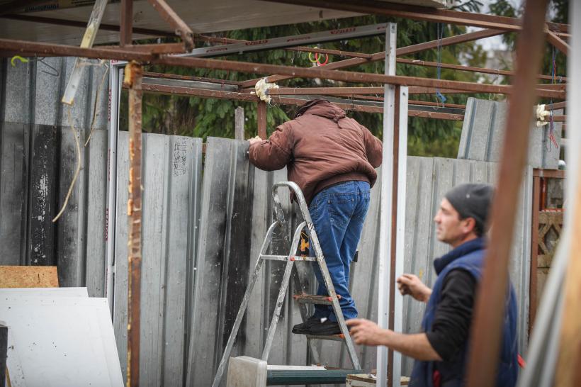 SCANDAL in Piata Sudului. Primaria a inceput demolarea chioscurilor amplasate ilegal (GALERIE FOTO) 18525707