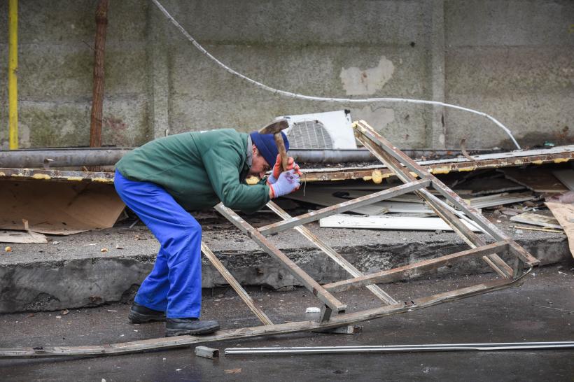 SCANDAL in Piata Sudului. Primaria a inceput demolarea chioscurilor amplasate ilegal (GALERIE FOTO) 18525708