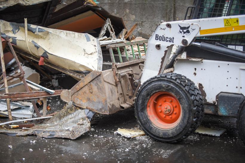 SCANDAL in Piata Sudului. Primaria a inceput demolarea chioscurilor amplasate ilegal (GALERIE FOTO) 18525709