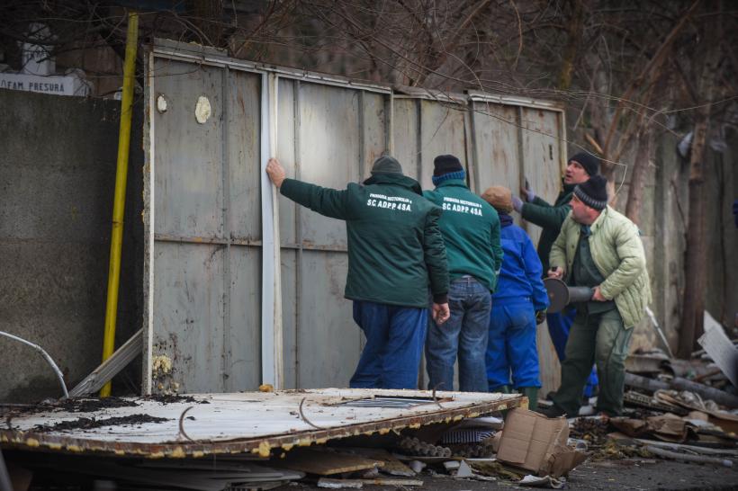 SCANDAL in Piata Sudului. Primaria a inceput demolarea chioscurilor amplasate ilegal (GALERIE FOTO) 18525710