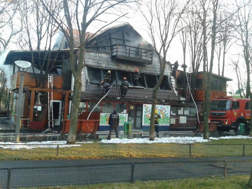 FOTO. Incendiu la un restaurant din Orășelul Copiilor  18525769