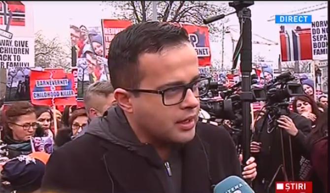 Mihai Gâdea, protest cu jucării de pluș la Ambasada Norvegiei (VIDEO)