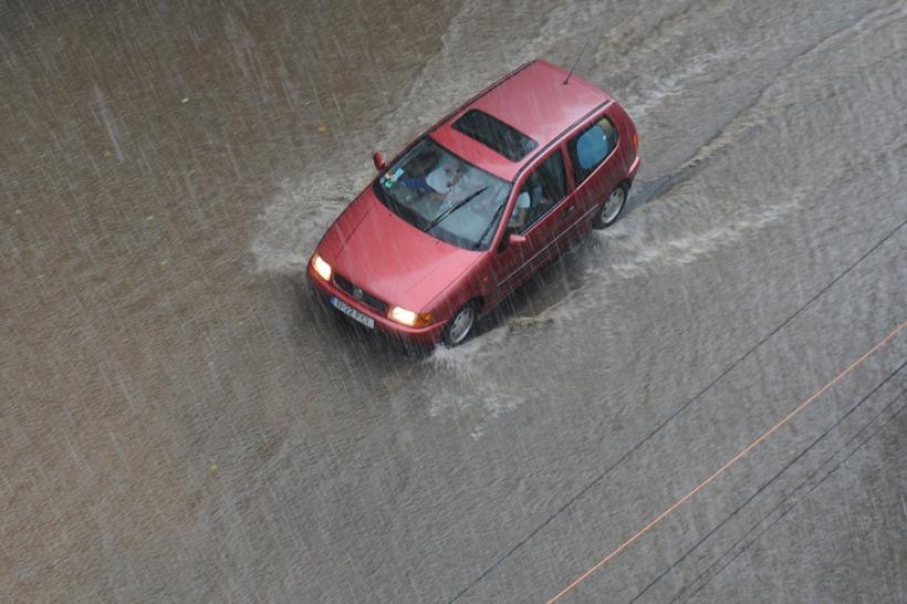 Drum judeţean inundat în zona localităţii Pieleşti, în urma revărsării pârâului Teslui; circulaţie deviată 