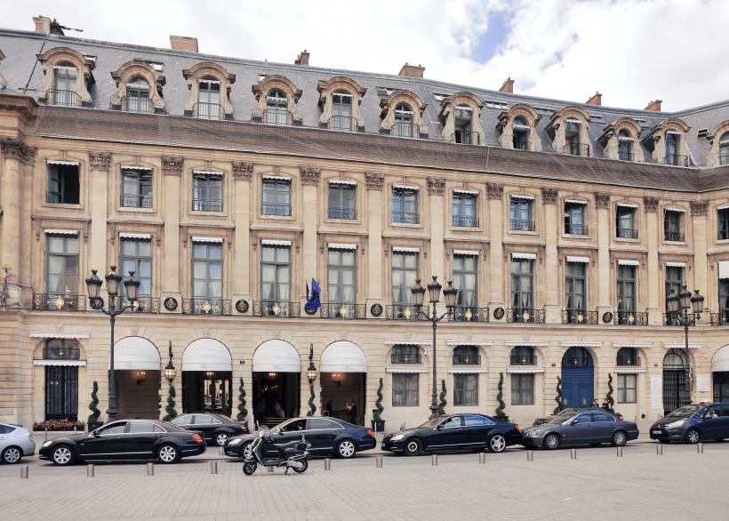 Incendiu la celebrul hotel Ritz din Paris! Arde ultimul etaj