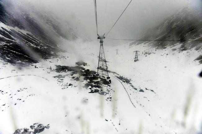 Telecabina de la Bâlea Lac, oprită din cauza unei defecţiuni tehnice. 70 de turiști sunt blocați la peste 2.000 m altitudine