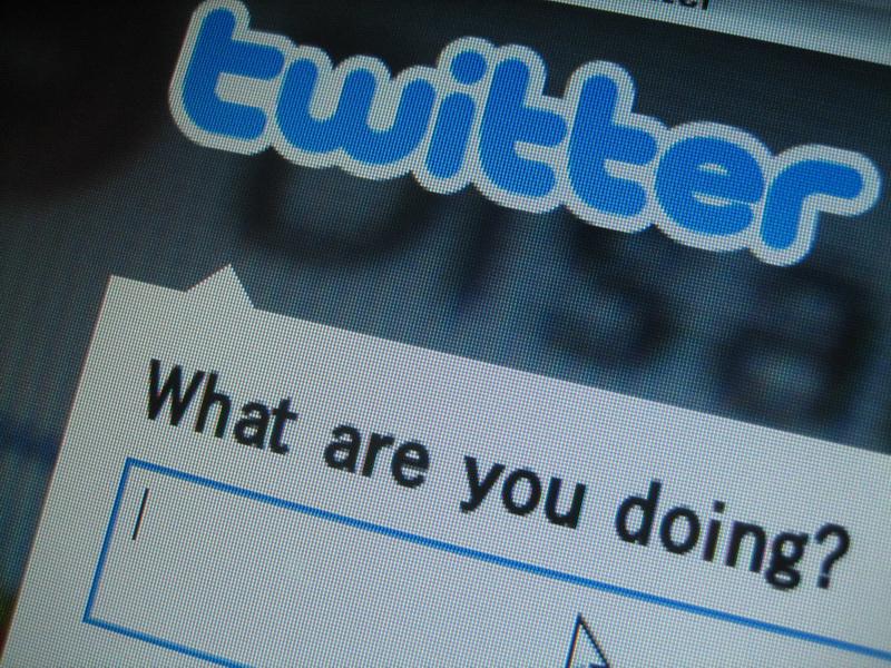 Trei artişti şi-au închis conturile de Twitter