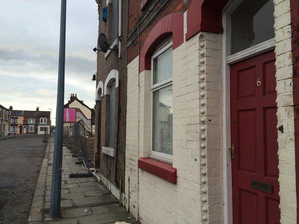 Apartheid în oraşul britanic Middlesbrough. Uşile caselor solicitanţilor de azil sunt vopsite în roşu