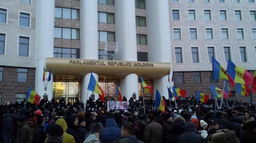 Chişinău. Peste 2.000 de oameni protestează în faţa parlamentului