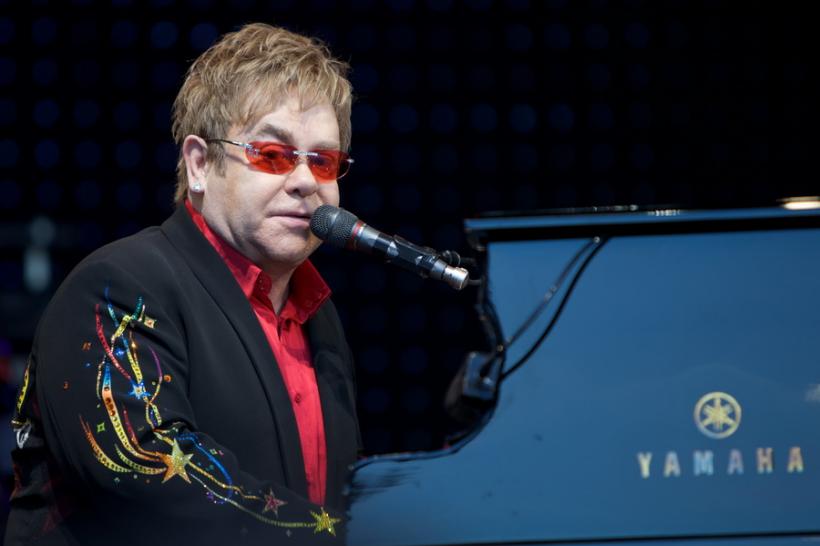Elton John va da mai puţine concerte pentru a sta mai mult timp cu familia sa 