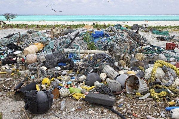 În oceane va exista în 2050 mai mult plastic decât peşte