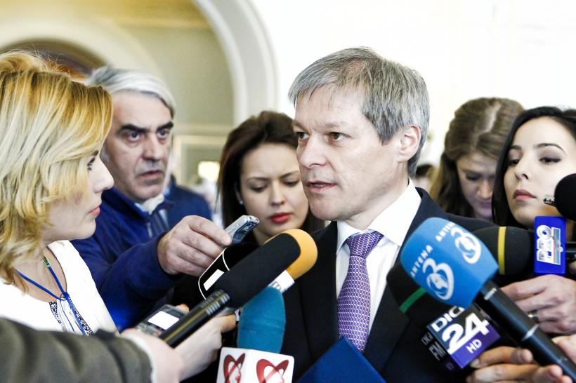 Cioloş spune că în privinţa alegerilor pentru primari în două tururi studiază toate variantele posibile