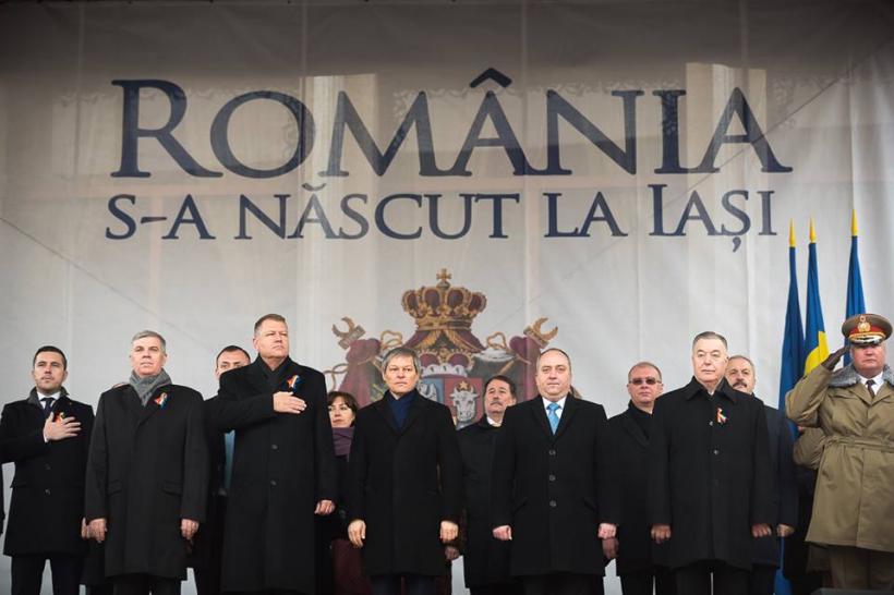 Iaşi: Iohannis şi Cioloş, huiduiţi în timpul discursurilor de către un grup de manifestanţi 