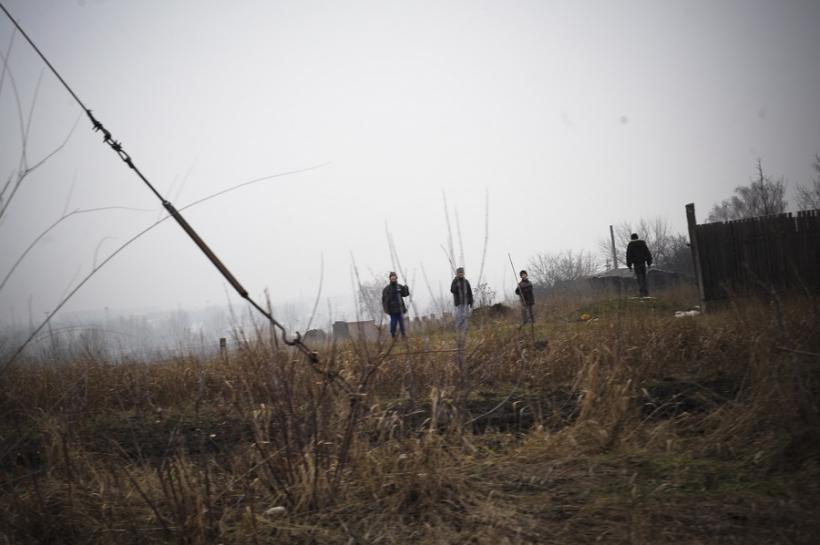 Patru cetăţeni ucraineni, dintre care unul având o armă, reţinuţi de poliţia de frontieră din Maramureş