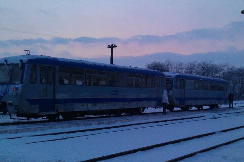 Se întâmplă în România. Un tren înţepenit din cauza gerului, împins de călători