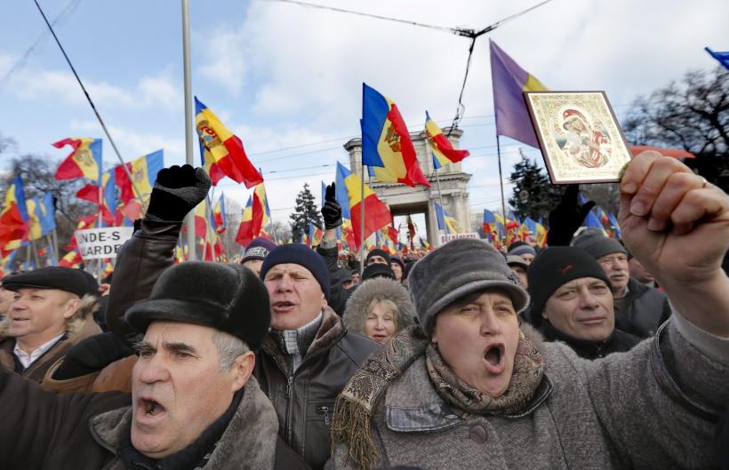 Zeci de mii de protestatari moldoveni cer alte alegeri