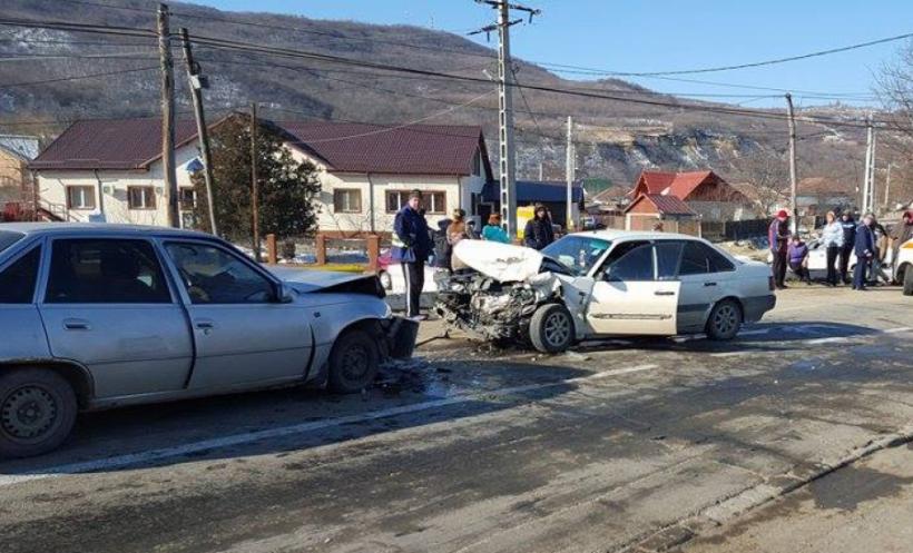 O fetiţă de 2 ani a murit, iar alte patru persoane au fost rănite într-un accident rutier, în Zărneşti