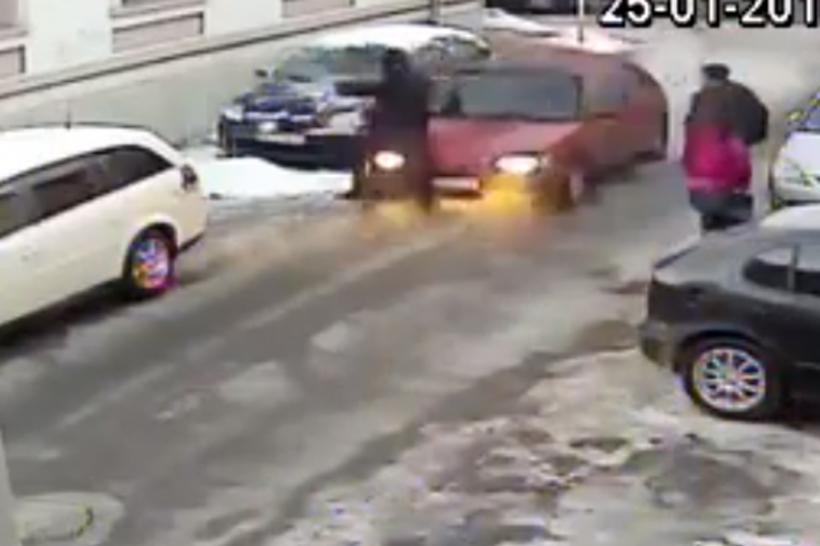 VIDEO - Imagini şocante pe o stradă din Piteşti. Un tânăr a lovit cu maşina un bărbat cu care a avut o altercaţie în trafic