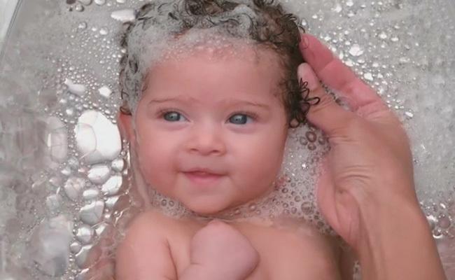 80% dintre șampoanele destinate bebelușilor și copiilor pot provoca alergii. Află ce pericole îi pândesc pe cei mici