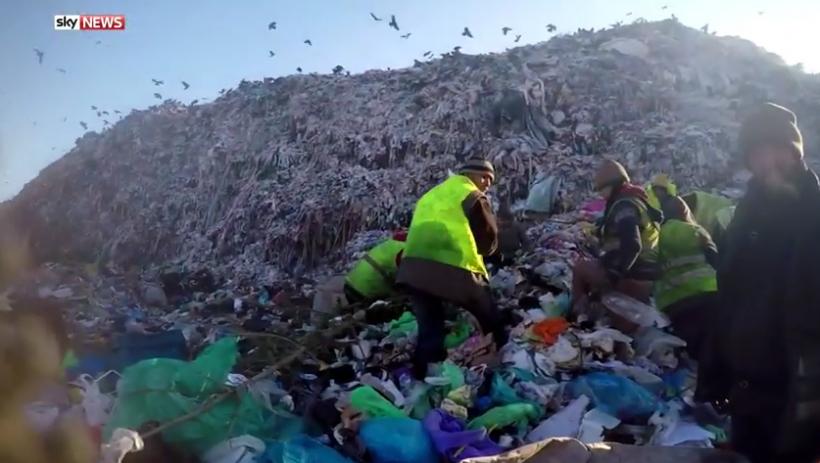 Presa britanică a realizat un reportaj cu camera ascunsă în groapa de gunoi a Clujului: „Guvernul României pune în pericol viețile a mii de oameni” (VIDEO)