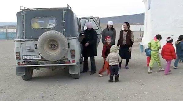 VIDEO VIRAL - Câţi copii intră într-o veche maşină de teren sovietică
