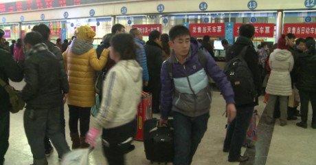 Anul Nou chinezesc. 50.000 de călători, blocaţi într-o gară din Guangzhou din cauza gerului