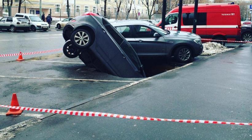 Un crater a înghiţit două maşini într-o parcare din Moscova