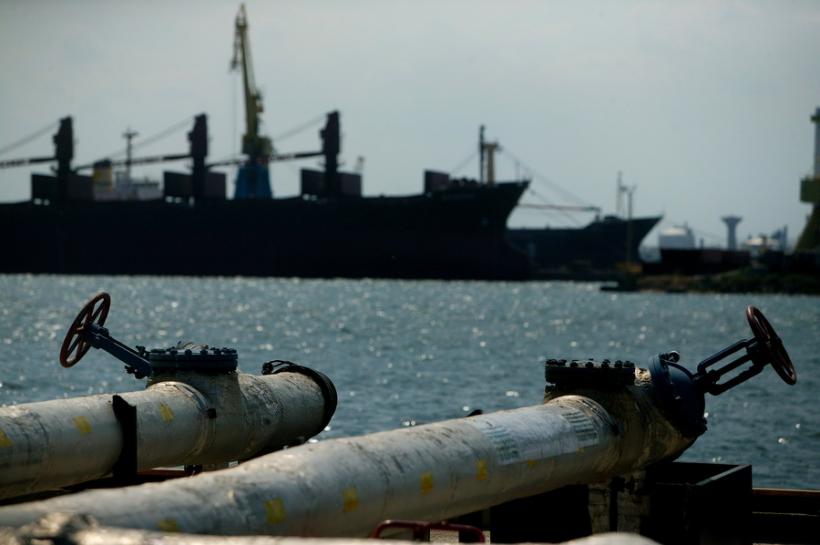 Constanţa: Poluare accidentală cu combustibil naval în acvatoriul portuar 
