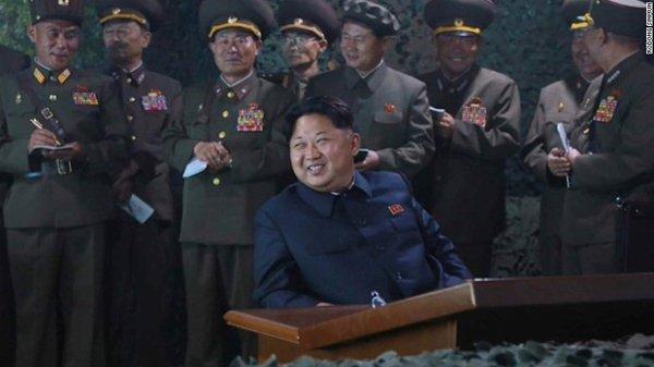 Coreea de Nord bombardează Coreea de Sud cu baloane cu... gunoi 