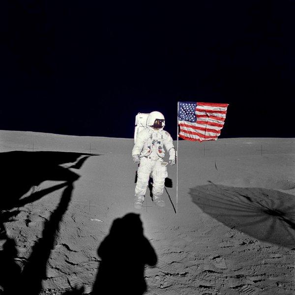 A murit Edgar Mitchell, al şaselea astronaut american care a păşit pe Lună 
