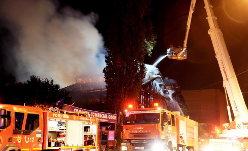 Un incendiu violent a distrus un depozit de mobilă din Braşov