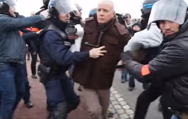 VIDEO - Fostul şef al Legiunii Străine, reţinut în timpul demonstraţiei organizată de PEGIDA, la Calais