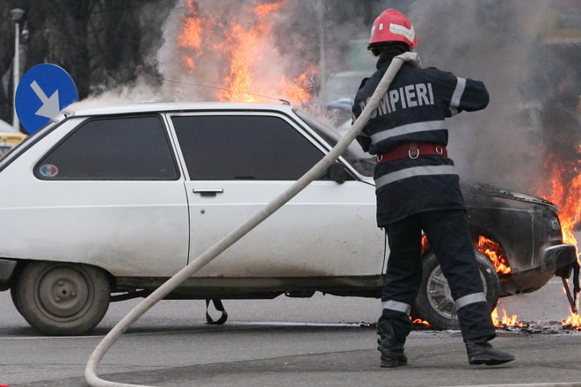 Hunedoara: Un autoturism a luat foc pe autostrada A1 